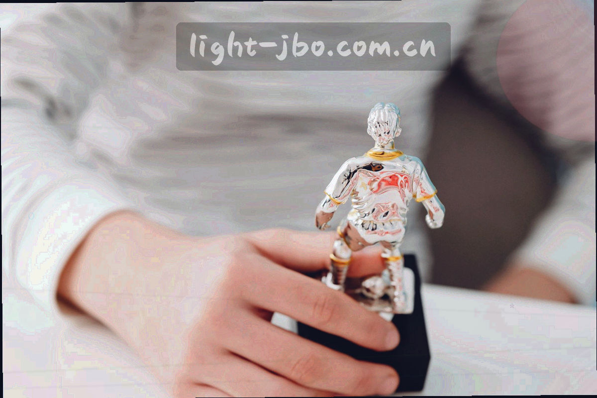 深海蓝底上的抽象赛道线与轮次节点，表现品牌以轮次组织赛程的起点